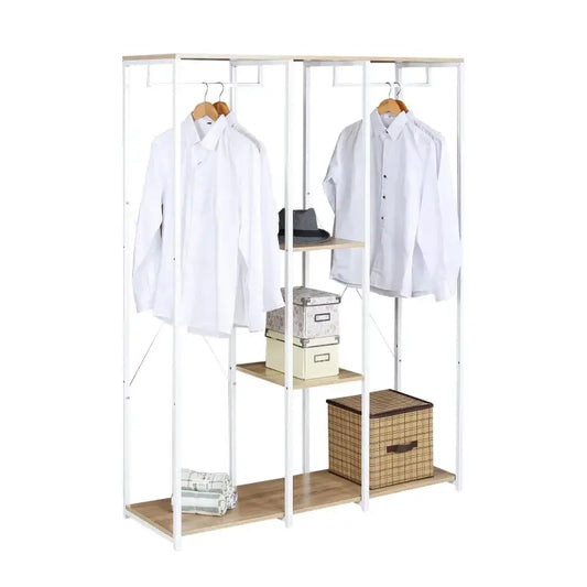 Een zwart metalen kledingkast met houten planken, waarop jassen hangen en gebreide kleding ligt. Ideaal voor kleine ruimtes, met opbergruimte voor kleding en accessoires.