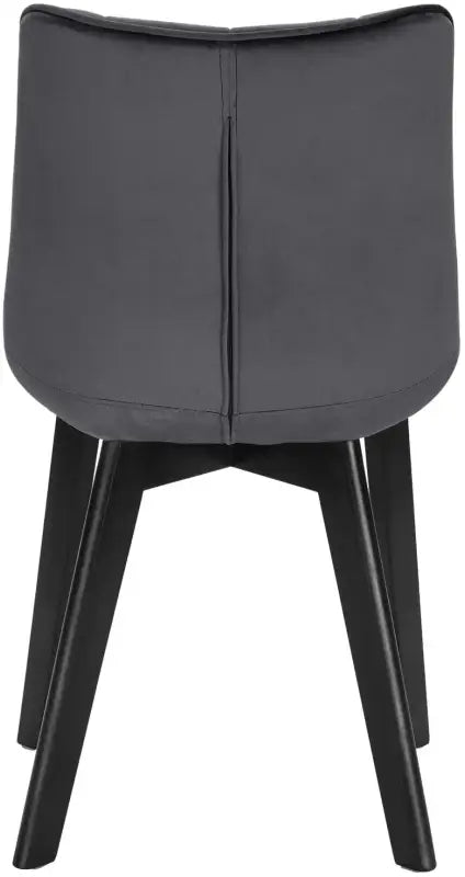 Grijs fluweelbeklede eetkamerstoel met gestoffeerde, geplooide zitting en rugleuning, ondersteund door vier zwarte metalen poten. Ideaal voor moderne interieurs en eetkamers.