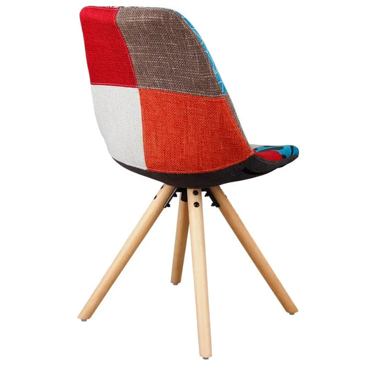 Een kleurrijke patchwork stoel met diverse stoffen in geometrische patronen, ondersteund door lichte houten poten, geschikt voor moderne woon- of eetkamermeubilair.