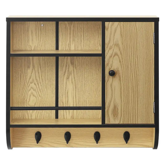 Een licht houten wandkast met zwart metalen frame, open vakken en een deur met knop. Voorzien van vier zwarte haakjes onderaan voor jassen of sjaals. Ideaal voor kleine ruimtes zoals badkamers of gangen.