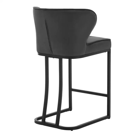 Zwarte, gepolsterde barstoelen met tuin- en knopdetails en een elegante, gebogen metalen frame. Perfect voor moderne keukens of bars, met een stijlvolle, comfortabele uitstraling.