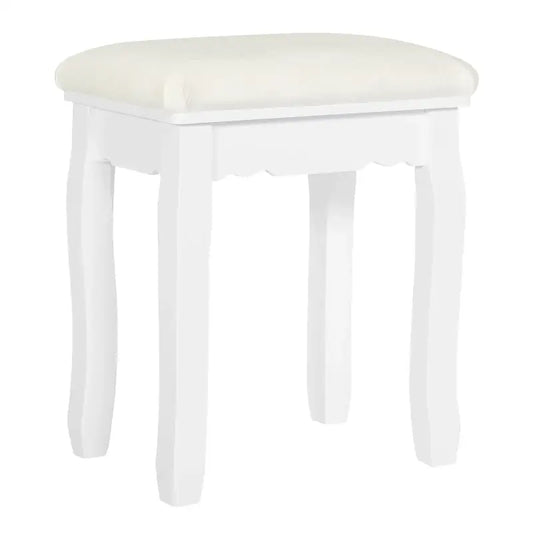Een witte houten kaststoel met een crèmekleurige, gestoffeerde zitting en elegante, gebogen poten. Geschikt als make-upstoel of decoratief meubel voor een slaapkamer of badkamer.