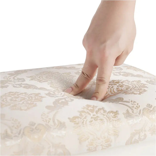 Een witte, klassieke kruk met een zacht, crèmekleurig fluweelzitvlak in damastpatroon. Perfect voor een elegante make-up of schoenenstijl in een slaapkamer of badkamer.
