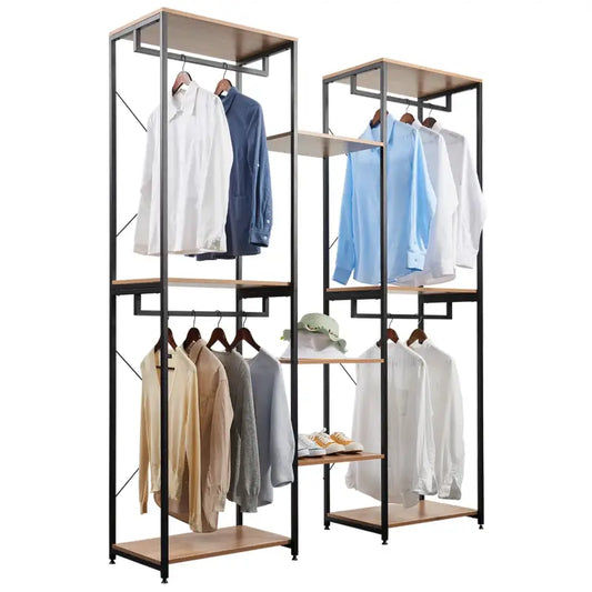 Een moderne, zwart metalen kledingkast met houten planken, gevuld met witte en blauwe overhemden, beige jassen, en een strohoed. Ideaal voor minimalistische kledingopslag in woonruimtes of kleine kamers.