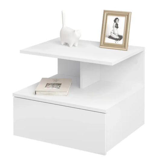 Een witte, minimalistische salontafel met glanzende afwerking en een onderste laag voor opslag. Ideaal voor moderne woonkamers en als bijzettafel in een stijlvolle woonruimte.