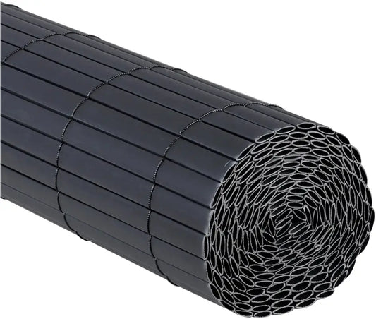 Zwarte bamboe rollen voor tuin of interieur, met bijpassende montageaccessoires. Geschikt voor privacy en decoratie in buitenruimtes of binnenhuizen.