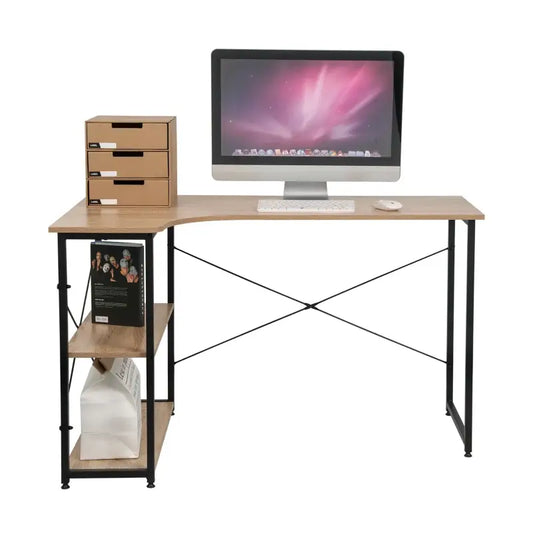 Een hoekwerktafel met lichtbruin houtlook en zwarte metalen frame, voorzien van twee ondersteunende planken. Ideaal voor thuisbureau of gaming setup.