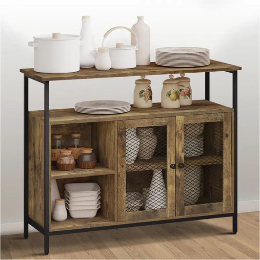 Een industriële salontafel met houten blad en zwart metaalframe, voorzien van houten schuifdeuren met kruisdraad en open vakken, ideaal voor woonkameropslag of decoratieve functie.