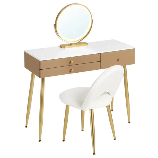 Een witte make-up tafel met goudkleurige poten en een ronde spiegel, uitgerust met twee laden en een bijpassende witte stoel met goudkleurige poten, ideaal voor een moderne badkamer of slaapkamer.