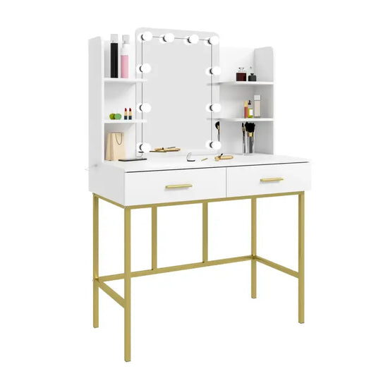 Een witte make-up tafel met goudkleurige metalen poten en twee laden, voorzien van een spiegel met omringende lampjes en opbergvakken voor cosmetica. Ideaal voor thuis of professioneel gebruik.