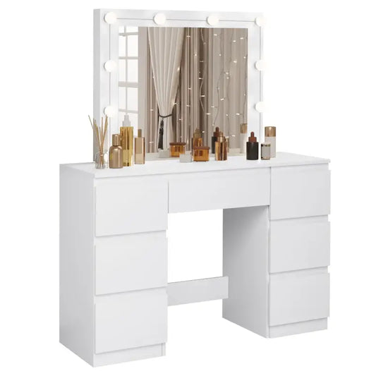 Een witte make-up tafel met glanzend oppervlak en een spiegel omlijst met twaalf bolvormige lichtjes. Zeer geschikt voor make-up of nagelverzorging in een slaapkamer.