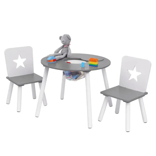 Grijze kindertafel met witte poten en twee bijpassende stoelen, elk met een witte ster op de rugleuning. Ideaal voor speelruimte of kinderkamer, geschikt voor kleuters en jonge kinderen.