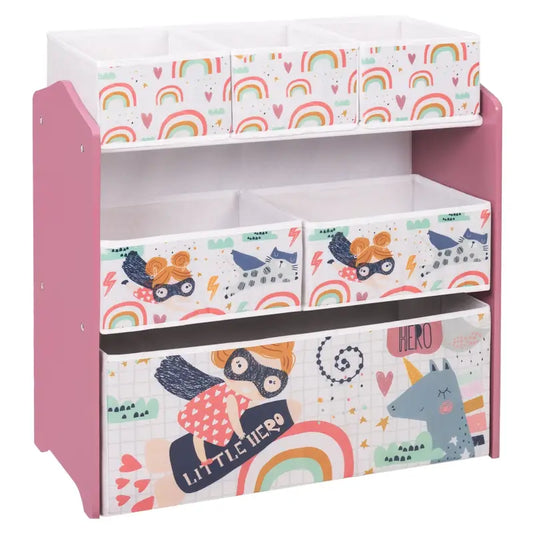 Een roze houten speelgoedkast met drie niveaus, voorzien van witte manden met regenboog- en superheldenprint. Ideaal voor kinderkameropslag van boeken en knuffels.