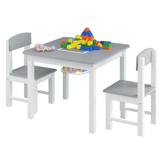 Grijs houten kindermeubelset met witte poten en zitvlakken, inclusief tafel met ingebouwde tekenplaat en twee stoelen, geschikt voor creatieve activiteiten zoals tekenen en kleuren.