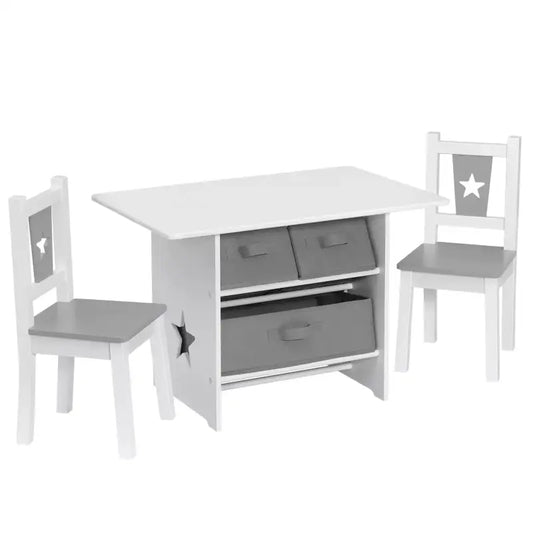 Een wit houten kindertafelset met twee stoelen, voorzien van grijze zitvlakken en een opbergvak. Speelgoed zoals blokken en een auto liggen op de tafel, geschikt voor creatieve speelruimte.