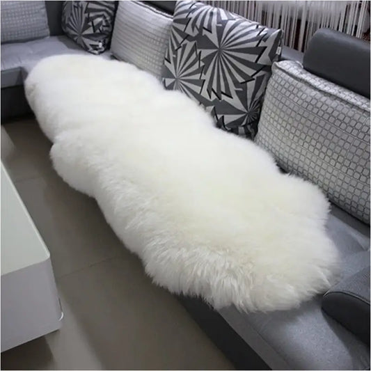 Een zacht, wit bontkleed met lang, natuurlijk vacht bedekt een houten stoel. Het luxe accessoire verleent een warme, comfortabele sfeer voor woonkamerdecoratie en winterinterieurs.