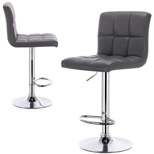 Witte, gepolsterde barstoelen met kussens en glanzende metalen poten, geschikt voor moderne keukens of bars. Comfortabele zitplaats met verhoogbare functie voor optimale gebruikerservaring.