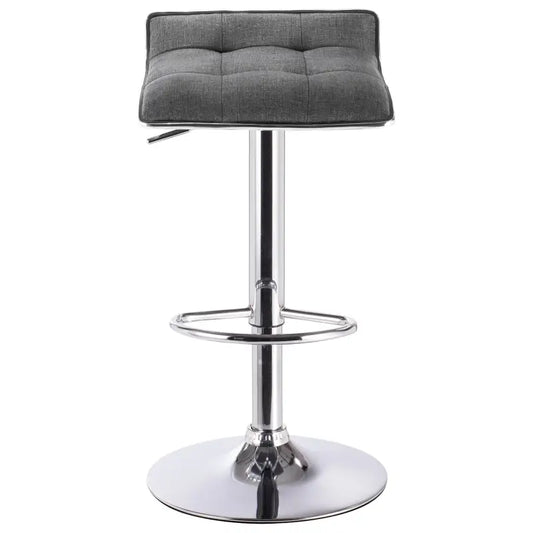 Grijze, gestoffeerde barstoel met tufted zitting en glanzende chromen poten, uitgerust met een verhoogbare zit hoogte en een stabiliserende voetplaat voor comfortabele gebruik bij de keuken of bar.