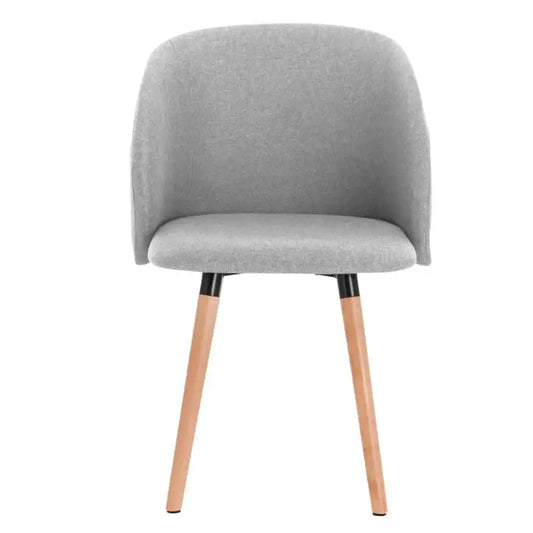 Grijze, gestoffeerde stoel met hoge, bolvormige rugleuning en houten poten, geschikt voor moderne eetkamer- of woonkamermeubilair. Zichtbare zwarte voetbeschermers en textuurrijke stof versterken het design.