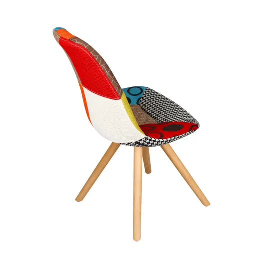 Een kleurrijke patchworkstoel met houten poten, bedekt in een mix van stoffen met geometrische patronen. Ideaal voor een moderne woonkamer of als statementstuk in een designinterieur.