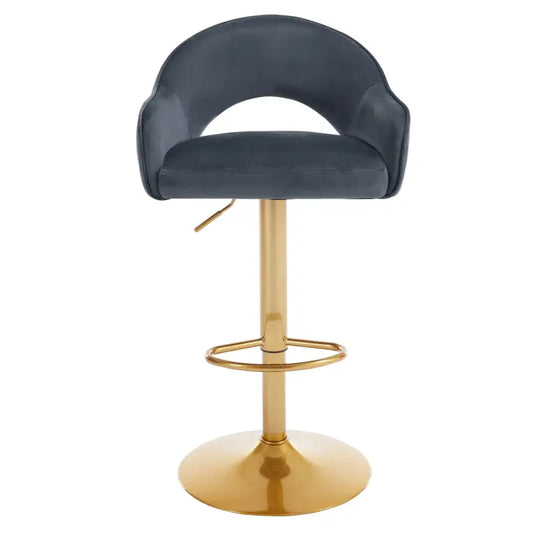 Zwarte fluweelbekledde barstoelen met goudkleurige metalen poten, geschikt voor moderne keukens of bars. Comfortabele, ronde zitvlakken met verhoogbare voetensteun.
