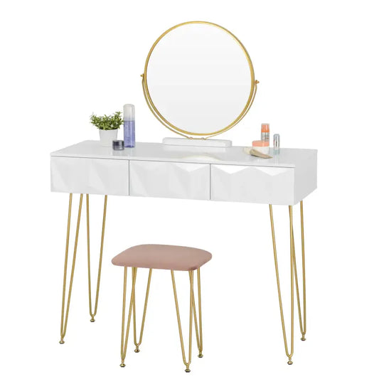 Een witte make-up tafel met goudkleurige poten en een ronde spiegel, bijgeleverd met een roze zitkussen. Perfect voor een moderne slaapkamer of beauty corner.