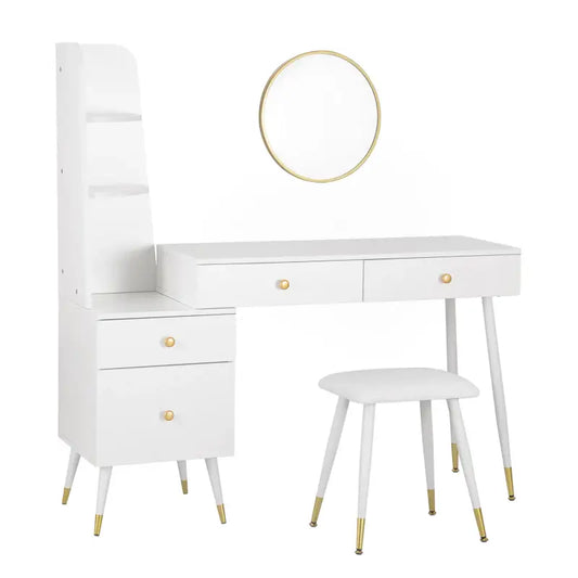 Een witte make-up tafel met goudkleurige accenten, inclusief een ronde spiegel en een bijpassende stoel, ideaal voor een moderne slaapkamer of beauty corner.