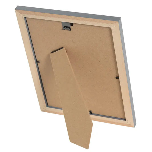 Een zwart-wit tekening van een hert met imposante gewei, ingelijst in een grijze houten lijst. Perfect voor woonkamerdecoratie of als wanddecoratie in een moderne stijl.