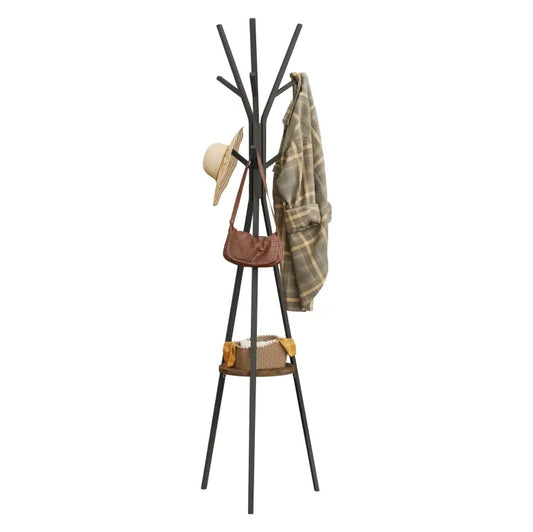 Een zwart metalen jasstandaard met takvormige hangers en een houten onderplaat, ideaal voor moderne woonruimtes. Perfect voor het opbergen van jassen en accessoires in een stijlvolle, minimalistische omgeving.