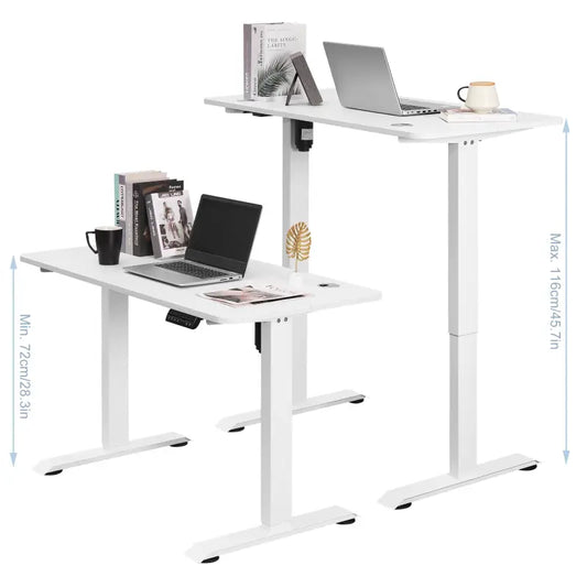 Een witte, elektrische werktafel met glanzende bladoppervlakte en verstelbare poten, uitgerust met bedieningsknoppen en wielen voor gemakkelijke verplaatsing in kantoor- of thuiswerkomgevingen.