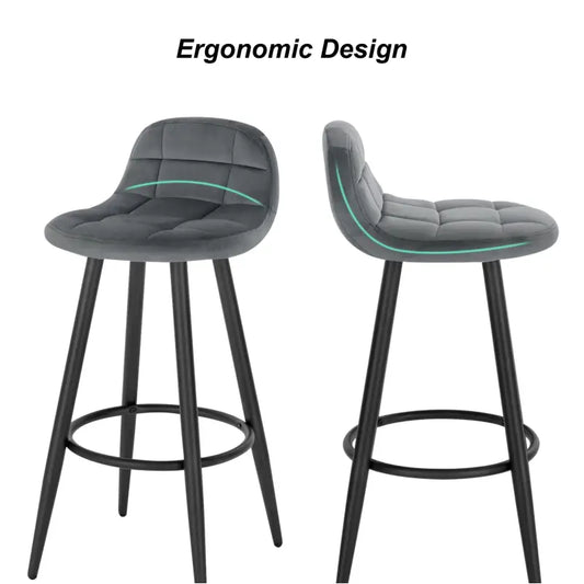 Grijze fluweelbekledde barstoelen met gestikte zitting en zwarte metalen poten, ideaal voor moderne keukens of bars. Comfortabele design voor dagelijks gebruik en stijlvolle interieurs.