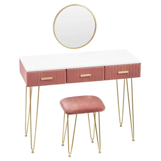 Een roze velours make-up tafel met goudkleurige haakbenen en drie laden, voorzien van een ronde spiegel. Perfect voor een moderne slaapkamer of make-up hoek.