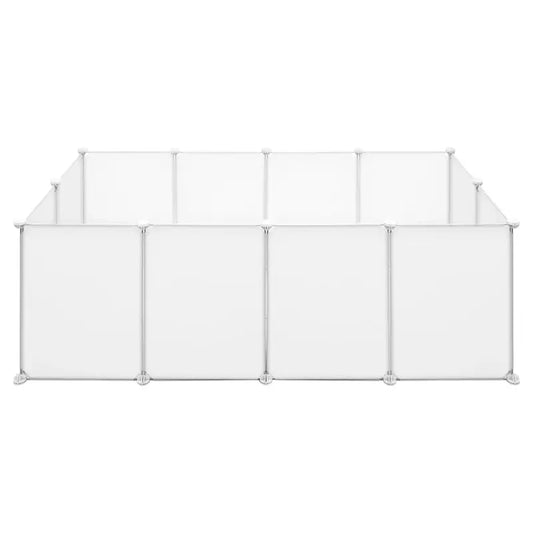 Een witte, op maat te bouwen speelruimte voor kinderen, gemaakt van flexibel net en verstelbare panelen, geschikt voor binnen en buiten. Ideaal voor veilige speelzones in de woonkamer of tuin.