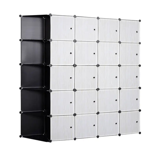 Eenvoudige opbergkast met witte panelen en zwarte metalen frame, gevuld met kleding op hangers, boeken en schoenen, ideaal voor kleine ruimtes of als opbergoplossing in slaapkamer of woonkamer.