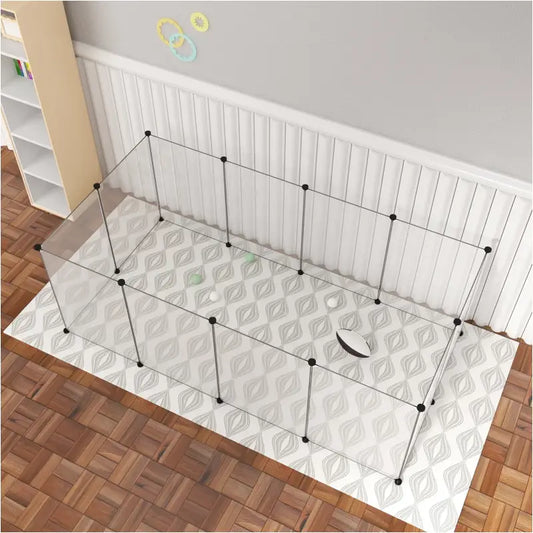 Een transparante, modulair opbouwbare kooi met zwart metalen frame, geschikt voor honden of katten. Ideaal voor binnenruimte of buiten gebruik als veilige speelruimte.