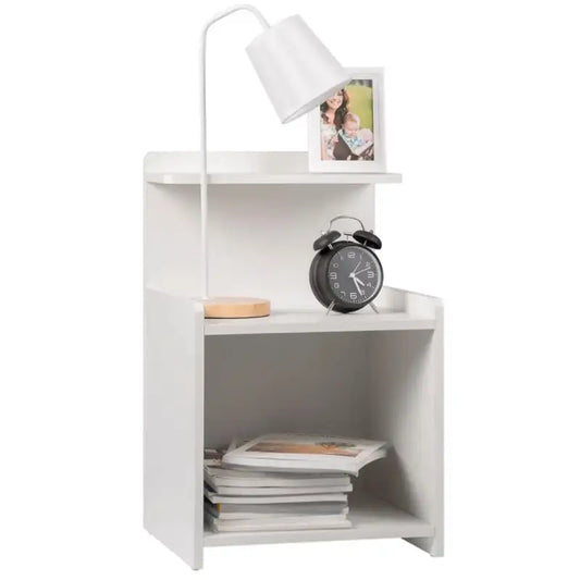 Een witte, minimalistische nachtkastje met bovenste plank en onderste opbergvak, geschikt voor slaapkamerdecoratie. Ideaal voor moderne interieurs en nachtkastje met opbergfunctie.