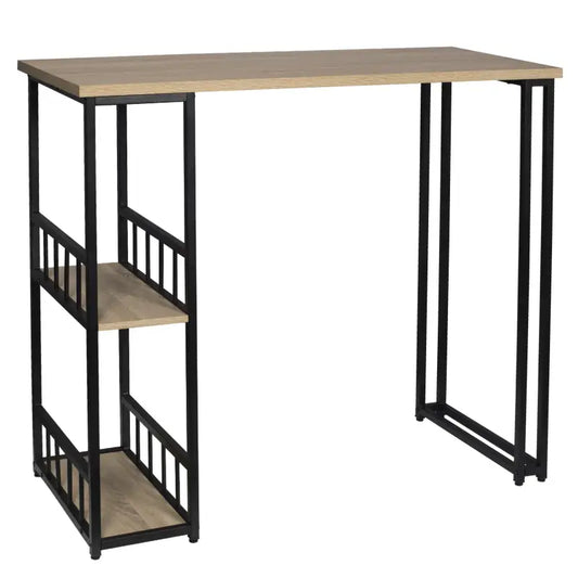 Een hoge, industriële tafel met houten blad en zwart metaalframe, voorzien van een boekenkast. Ideaal voor thuiswerk of kantoor, met laptop en fruit op het blad.