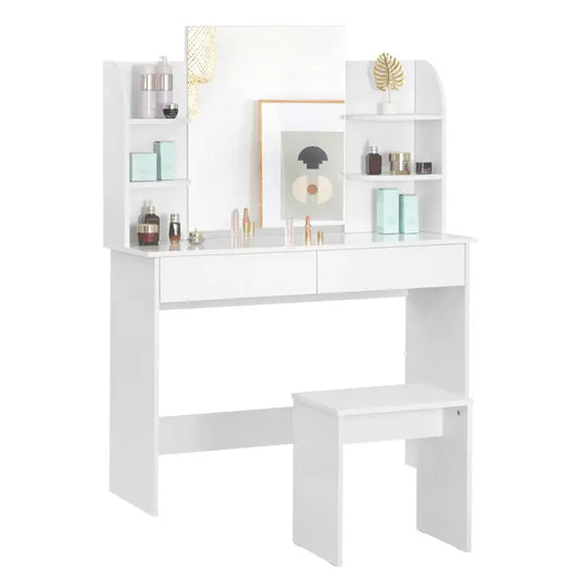 Een witte make-up tafel met spiegel en opbergvakken, inclusief bijpassende stoel. Geschikt voor make-up of sieraden opbergen in een slaapkamer.