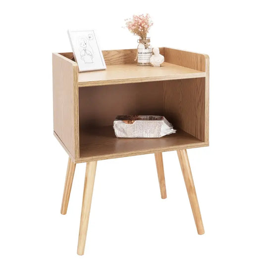 Een lichtgekleurd houten nachtkastje met twee planken en schuin aflopende poten, geschikt voor slaapkamerdecoratie. Modern design met zichtbare houtstructuur en minimalistische vormgeving.