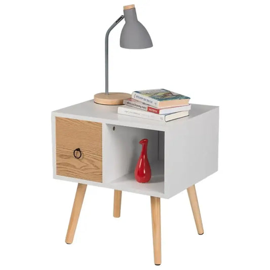 Een wit nachtkastje met houten trekker en houten poten, voorzien van een houten lade en een open vak. Ideaal voor slaapkameropslag of als bijzettafel.
