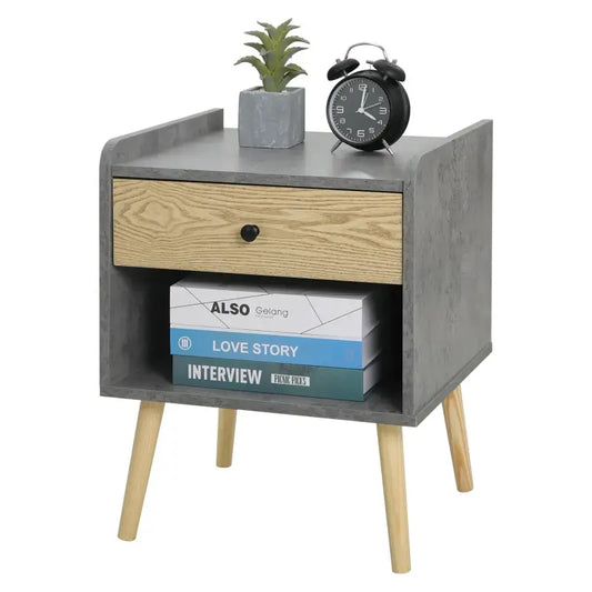 Een modern nachtkastje met grijze betonlook en houten trekker, voorzien van houten poten en een open onderste laag, ideaal voor slaapkamerdecoratie en nachtmeubilair.