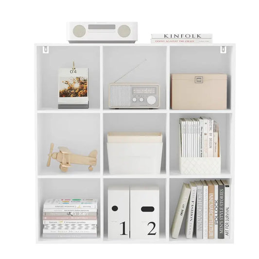 Een witte, minimalistische kubusplank met negen vakken, geschikt voor moderne woon- of kantoorruimtes. Ideaal voor opslag, decoratie of organisatie in een stijlvolle, lichte omgeving.