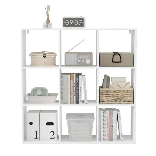 Een witte, glanzende kubusboekenkast met negen vakken, geschikt voor moderne woonruimtes. Ideaal voor opslag in slaapkamer of woonkamer.
