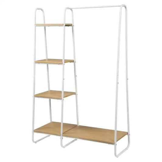 Een zwart metalen kledingrek met houten planken, waarop witte en gebreide kleding hangt en een rieten mand, een geruite deken en boeken zijn opgeborgen. Ideaal voor kleine ruimtes en kledingopslag in slaapkamers.
