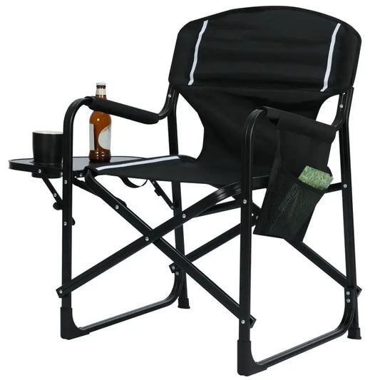Zwarte vouwstoel met metalen frame en stoffen bekleding, voorzien van een bijzettafel en drinkhouder. Ideaal voor kamperen, picknicken of buitenactiviteiten.