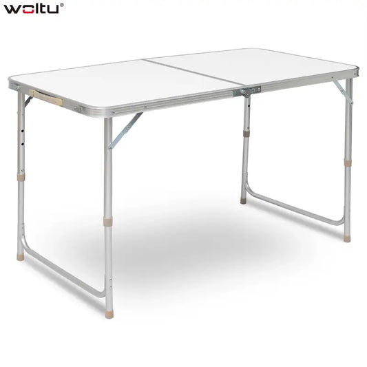 Een witte, vouwbare tafel met aluminium frame en verstelbare poten, geïllustreerd in opgevouwen en uitgevouwen staat. Ideaal voor kamperen, feesten of als tijdelijke werktafel.