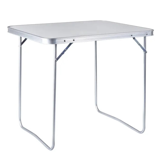 Zilverkleurige vouwtafel met aluminiumblad en vouwbare poten, voorzien van een fruitmand en bierflesjes. Ideaal voor kampeer- en tuinactiviteiten, zowel binnen als buiten.