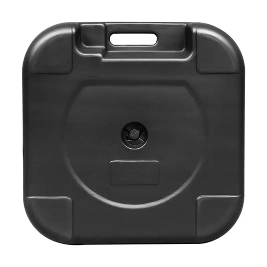 Zwarte, vierkante plastic onderstel met handgreep en centrale montageopening, geschikt voor mobiele verlichting of podiumapparatuur. Gebruik als stabilisatiebasis voor lichtmasten of audioapparatuur.