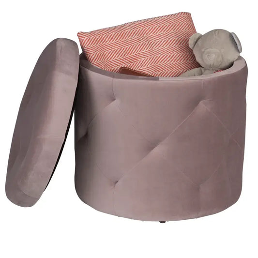 Een roze fluweelstoel met opvallende kussens en een gestikt patroon, geschikt als opbergruimte in slaapkamer of woonkamer. Perfect voor moderne interieurs met een luxe, zachte uitstraling.