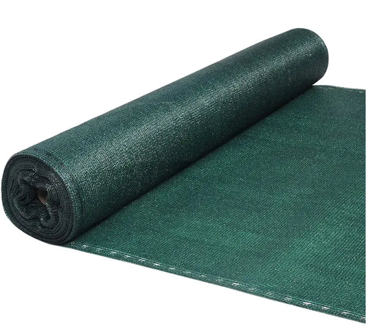 Groene tuinomheining van sterk, textiel materiaal, opgerold met zichtbare witte naad. Inclusief zwarte kabels voor gemakkelijke installatie in tuin of op de boerderij.